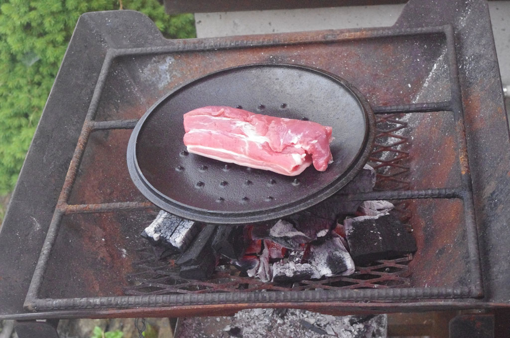 ダッチオーブンの蓋で塩豚を焼く
